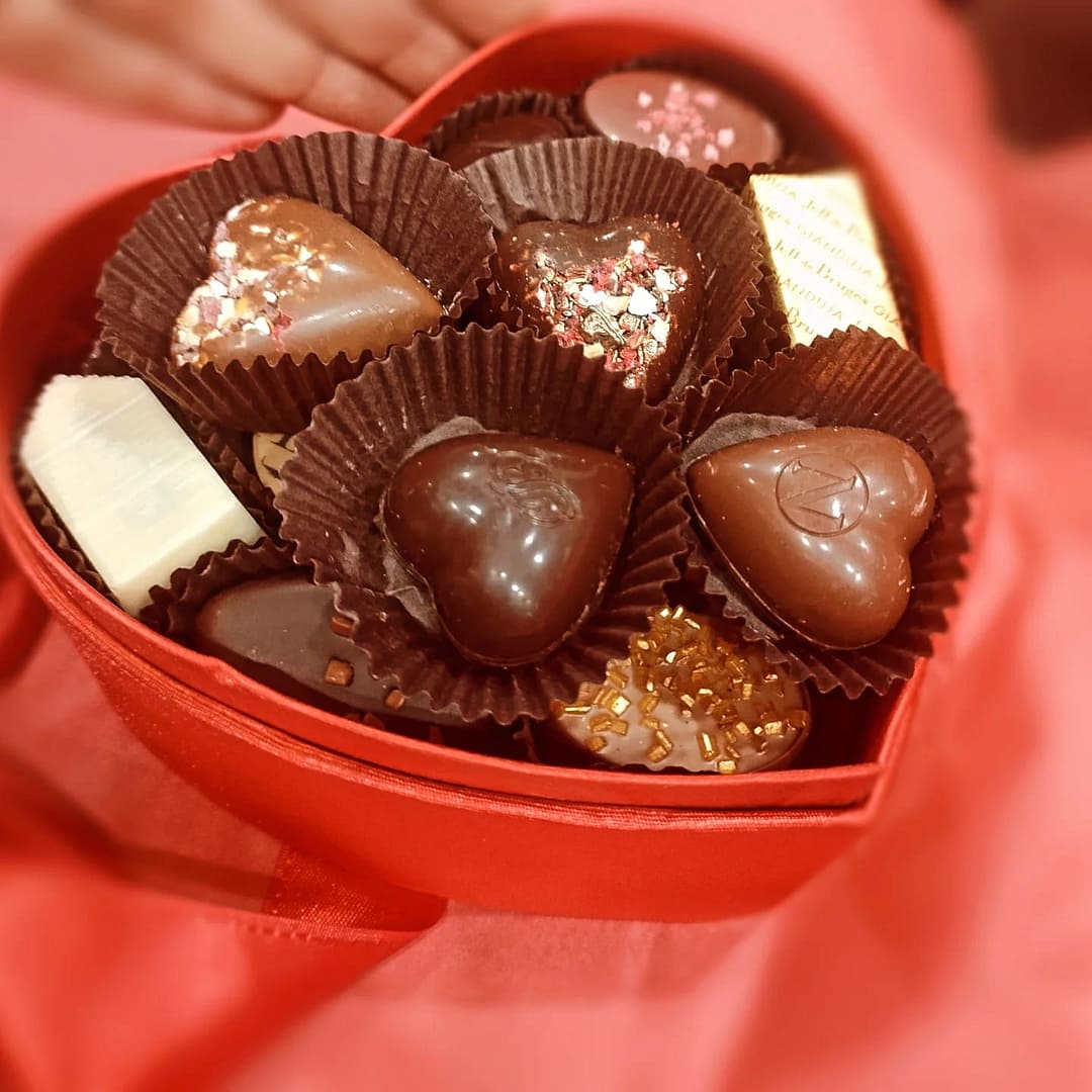 Valentines Coffret & Chocolate - Image 2