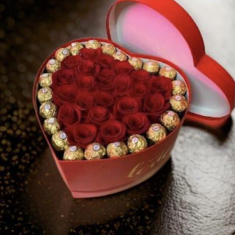 Amour Gift Box | Giftili Tunisian Gifts Online Amour gift box chocolates Tunisia Flowers GIFTILI